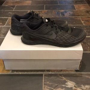 Black Nike Metcon shoes.